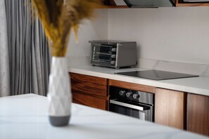 ثلاجة، ميكروويف، فرن، موقد طهي مسطح