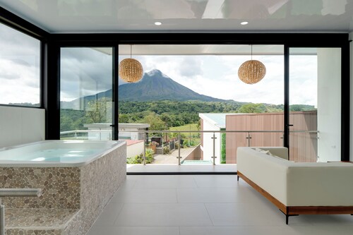 Cozy brand new Villa, private pool, jacuzzi, balcony, volcano view, 3 stories