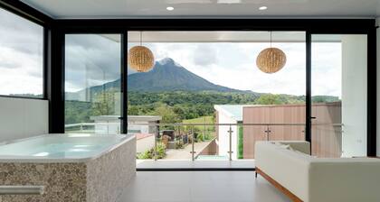 Cozy brand new Villa, private pool, jacuzzi, balcony, volcano view, 3 stories