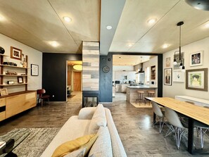 Smart TV, fireplace, video games, DVD player - Lawrenceville Pittsburgh Modern Loft Home (Pittsburgh)