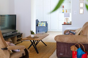 Una televisión, libros