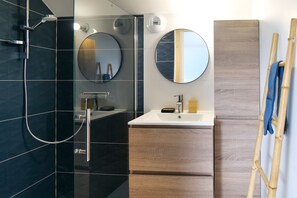 Ducha, secador de pelo y toallas