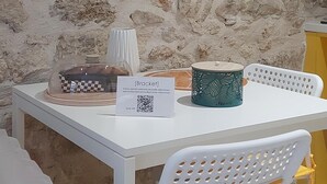 Une table avec une horloge, un panneau et un objet décoratif.