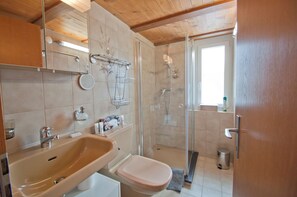 Traditional Apartment | Bathroom