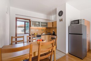 Apartamento básico | Cozinha privada | Geladeira, micro-ondas, cooktop, chaleira elétrica