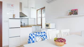 Basic Studio Suite, Mountain View | Private kitchen | Fridge, microwave, stovetop, electric kettle