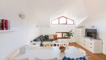 Studio Suite Basic, pemandangan gunung | Area keluarga | TV layar datar