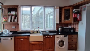 Cabin | Private kitchen | Fridge, microwave, oven, stovetop - Lovely 11-bed Lodge in Boyle (Boyle)