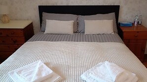 Cabin | 6 bedrooms, iron/ironing board, WiFi (free), bed sheets - Lovely 11-bed Lodge in Boyle (Boyle)