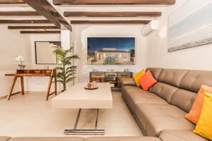 TV - 5 Bedroom Villa with Sea Views (Moraira)