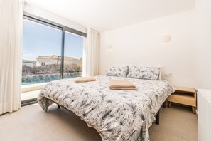5 bedrooms, in-room safe, iron/ironing board, travel cot - 5 Bedroom Villa with Sea Views (Moraira)
