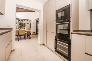 Kühlschrank, Mikrowelle, Ofen, Geschirrspüler