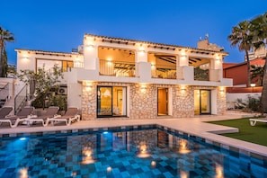 A heated pool - 5 Bedroom Villa with Sea Views (Moraira)