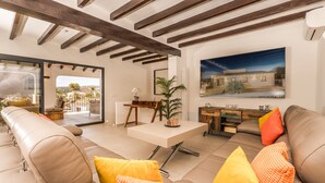 Un salon moderne avec un canapé, une table basse et une vue sur l’extérieur.