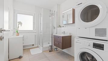 Haartrockner, Handtücher, Seife, Toilettenpapier