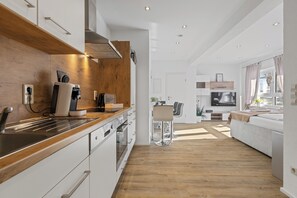 Fridge, microwave, oven, stovetop - Goldcream Deluxe Suite - Modern - Netflix (Günzburg)