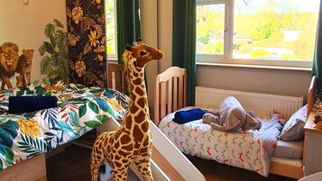 4 bedrooms, iron/ironing board, WiFi, bed sheets