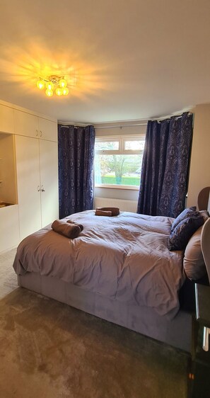 4 bedrooms, iron/ironing board, WiFi, bed sheets