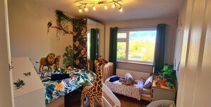 4 bedrooms, iron/ironing board, WiFi, bed sheets - Your Family Home in Ruislip (Ruislip)