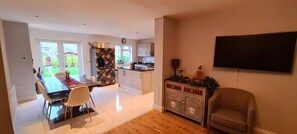 Dining - Your Family Home in Ruislip (Ruislip)