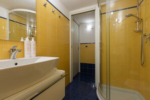 Dusche, Haartrockner, Bidet, Handtücher
