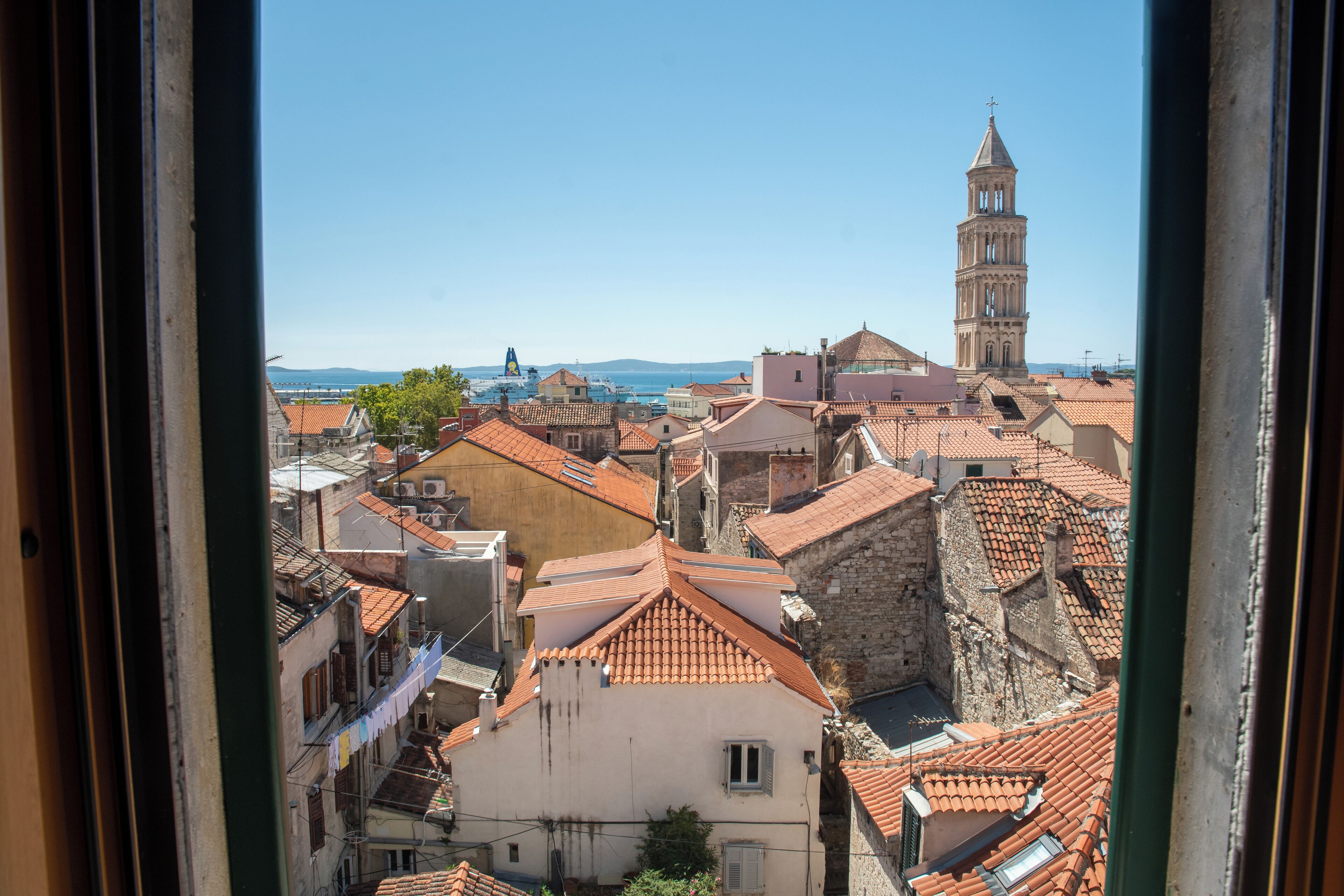 أغطية فراش متميزة وأسرّة بإسفنج يتكيف مع شكل الجسم