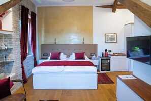 Dobbeltrom – deluxe, sjøutsikt | Sengetøy av topp kvalitet, memory foam-senger og minibar (inkludert)