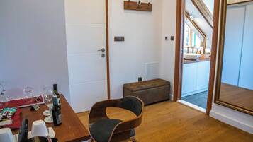 Habitación doble Deluxe, vista al mar | 1 habitación, ropa de cama de alta calidad y camas con efecto memoria
