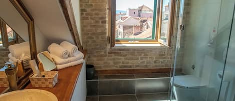 Chambre Deluxe double, vue sur la mer | Salle de bain | Douche, articles de toilette (gratuits), séchoir à cheveux, pantoufles