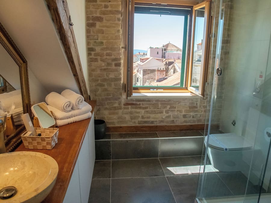 Deluxe Double Room, Sea View | Bathroom | Shower, free toiletries, hair dryer, slippers