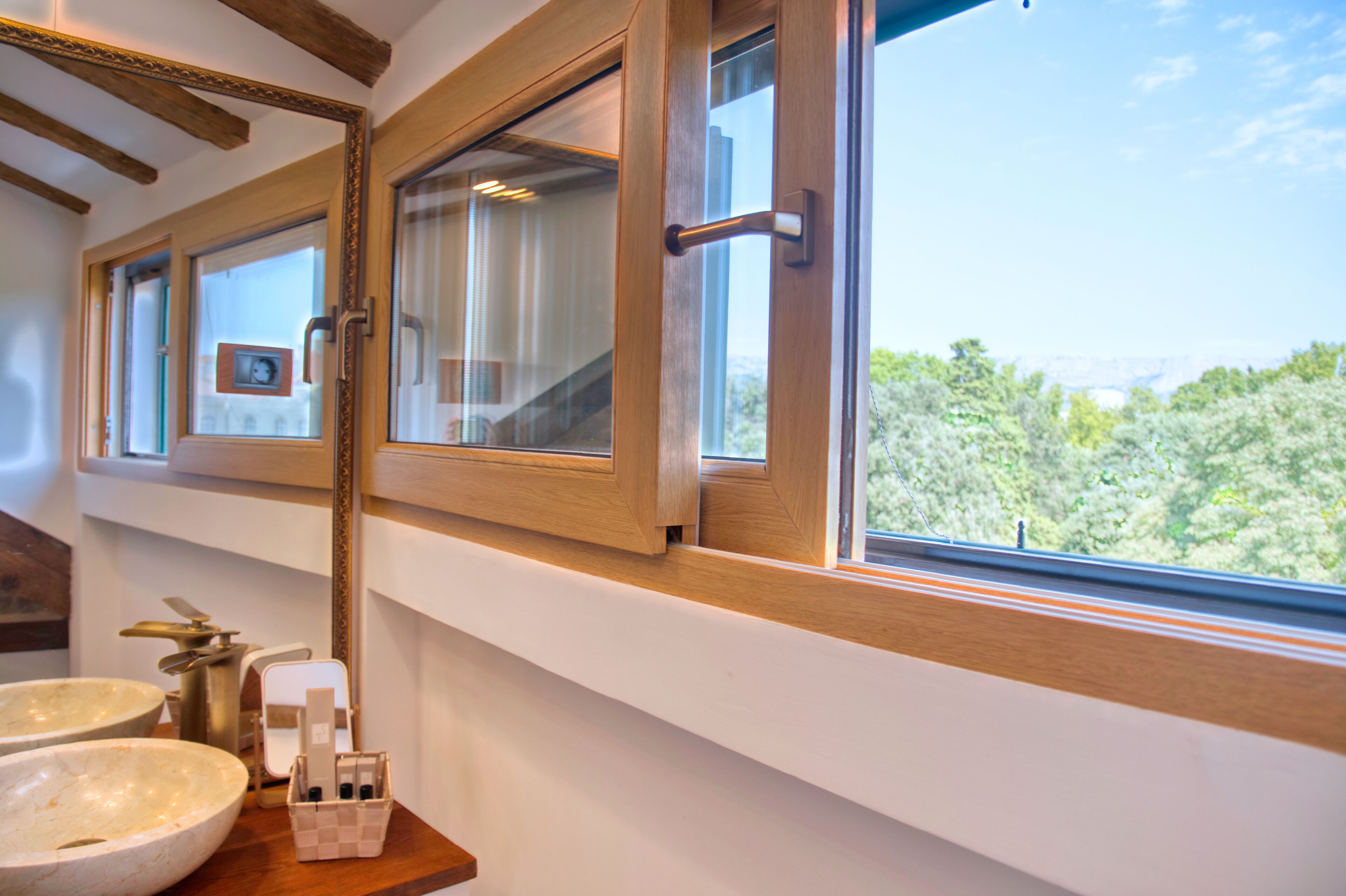 Deluxe-huone, näköala puistoon | Kylpyhuone | Suihku, ilmaiset hygieniatuotteet, hiustenkuivaaja, tohvelit