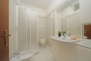 Doccia, asciugacapelli, bidet, asciugamani