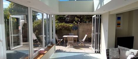 Smart TV, fireplace, computer monitors, printers