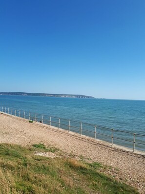Playa en los alrededores, camastros y toallas de playa 