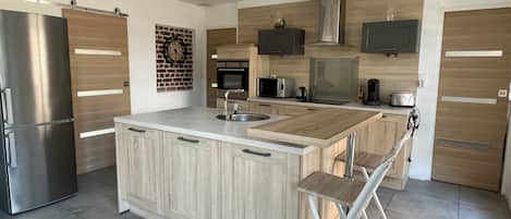 Réfrigérateur, micro-ondes, four, plaque de cuisson