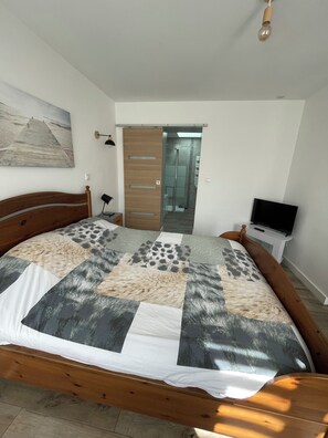 3 bedrooms, iron/ironing board, travel cot, free WiFi