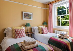 5 Schlafzimmer, Schreibtisch, Bügeleisen/Bügelbrett, Reisekinderbett