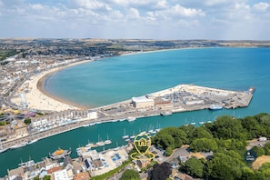 A coastal town with a marina, beach, and residential buildings. - Nothe House - Exclusive home, Weymouth Harbour (Weymouth)