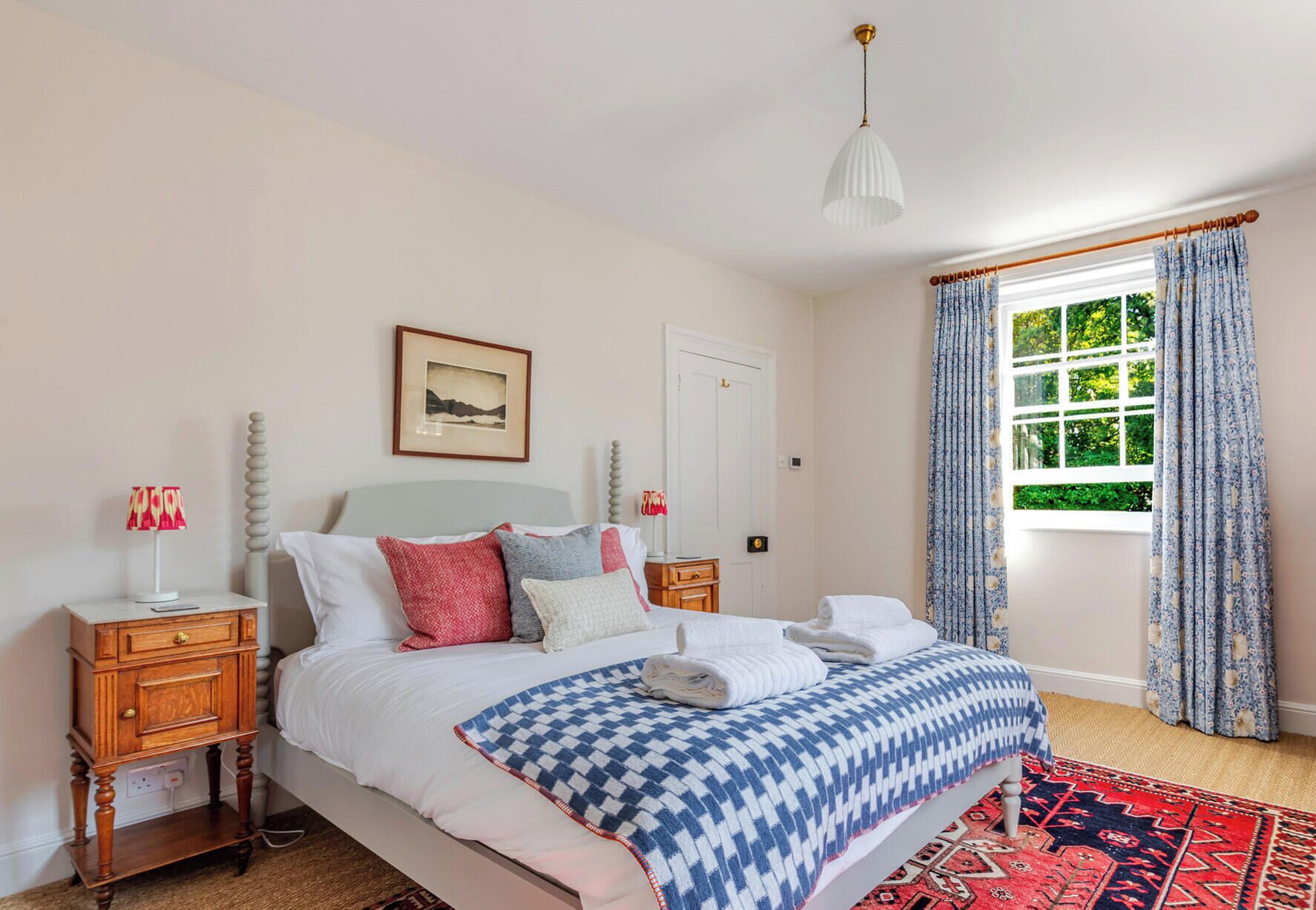 5 bedrooms, desk, iron/ironing board, travel crib