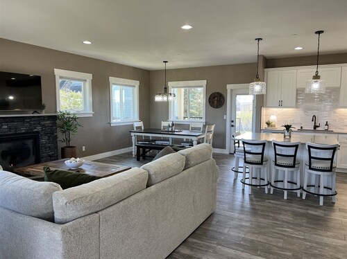 A Bayside Beach House - Game room and hot tub