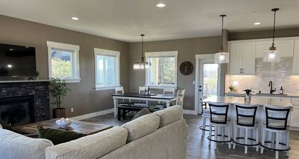 A Bayside Beach House - Game room and hot tub