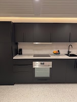 Refrigerador con freezer, microondas, horno, placa de cocina