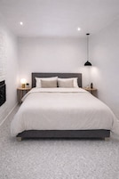 Escritorio, cortinas blackout, wifi gratis y ropa de cama