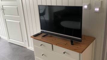 Family Apartment | Desk, blackout drapes, free WiFi, bed sheets