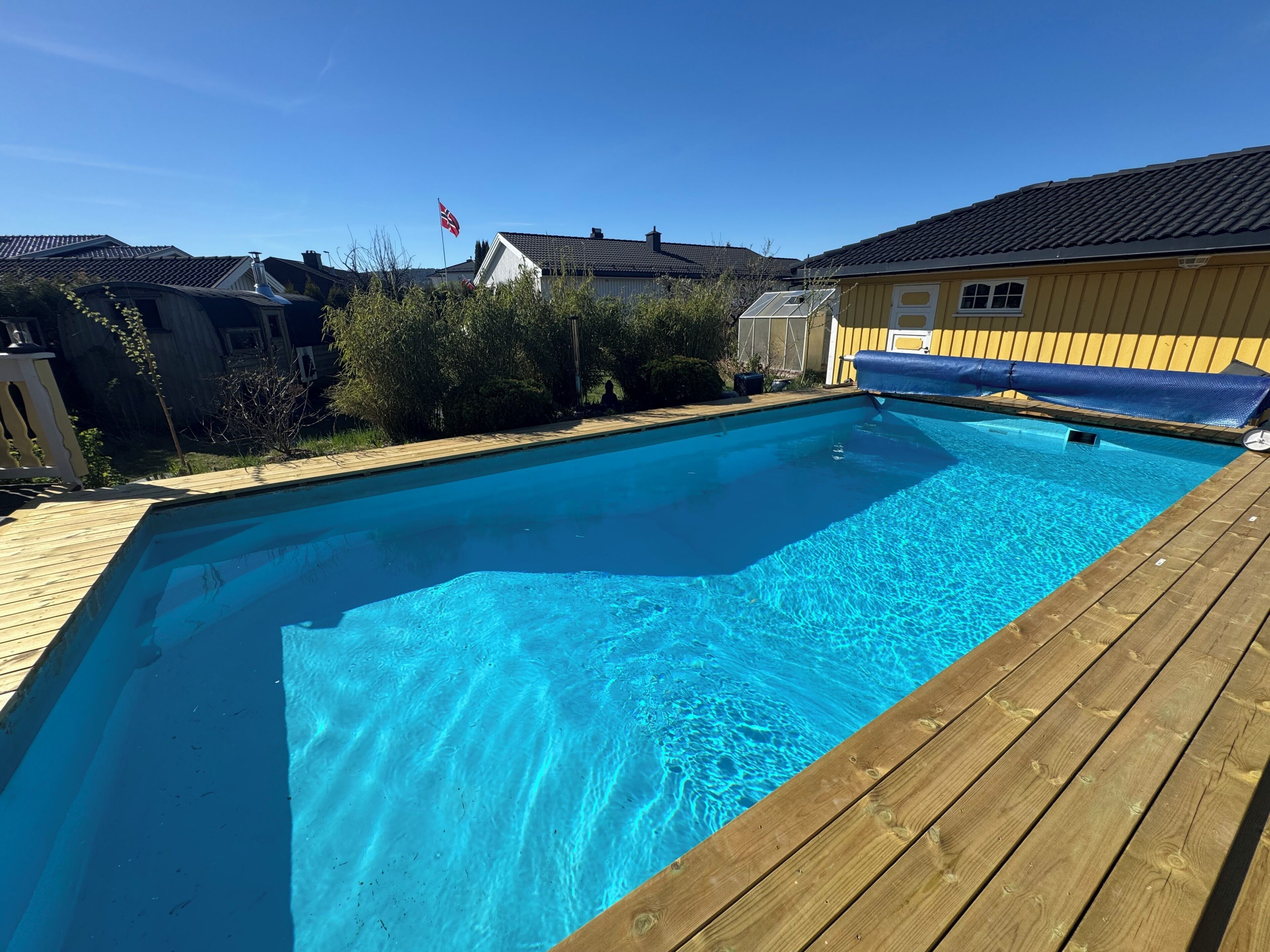 Piscine extérieure, chaises longues