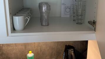 Departamento familiar | Cocina privada | Refrigerador con congelador, microondas, horno y parrilla de estufa