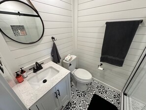 Een haardroger, handdoeken, zeep, shampoo
