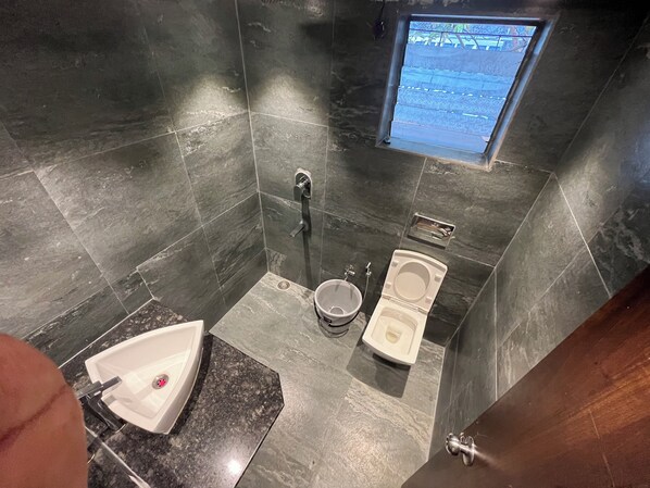 Dusj, håndklær, såpe og toalettpapir