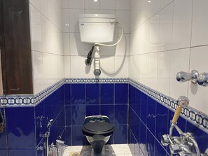 Dusj, håndklær, såpe og toalettpapir