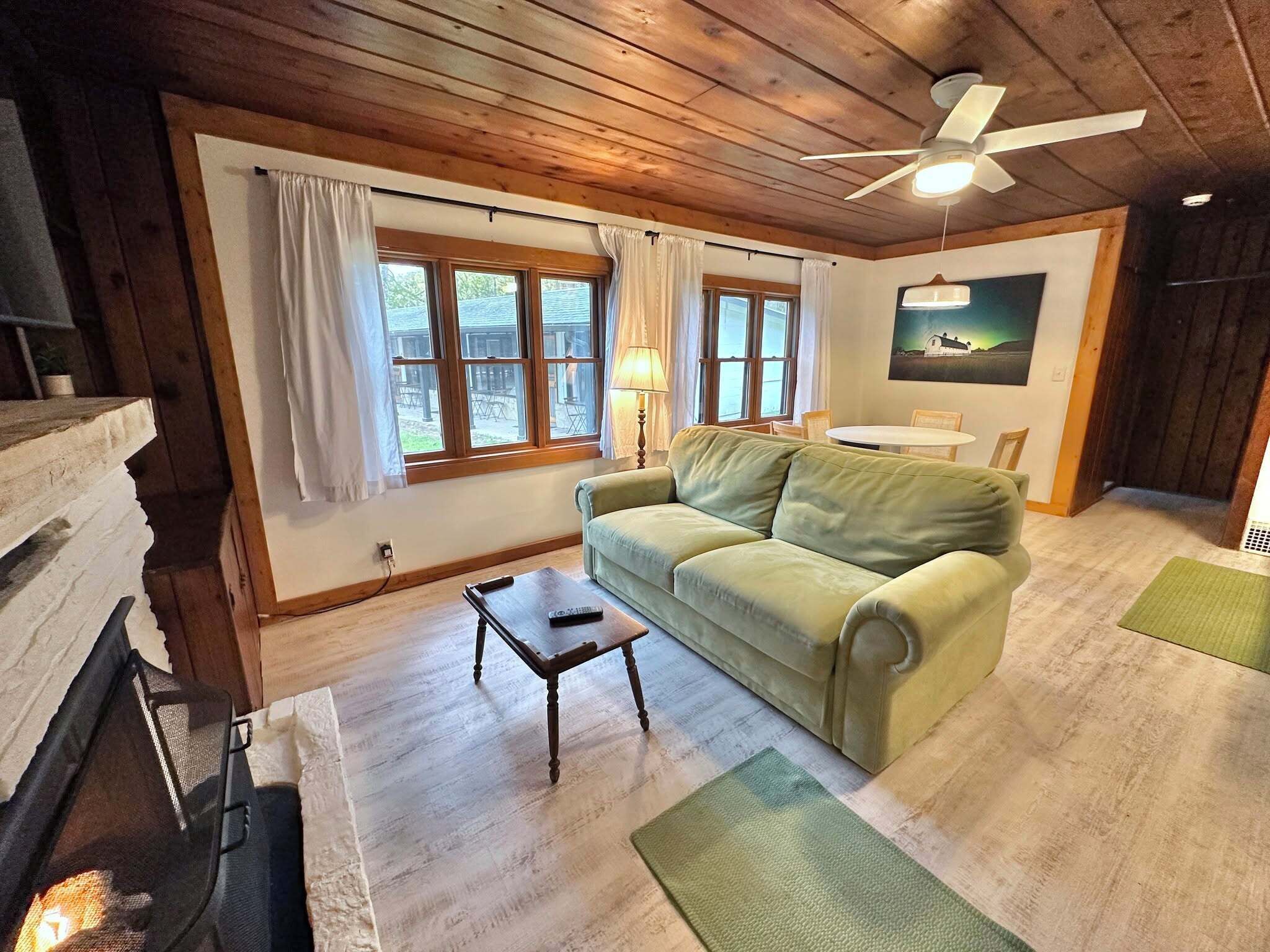 Familien-Suite (1 BR) | Wohnbereich | 43-Zoll-Flachbildfernseher mit Kabelempfang